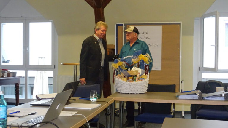 Tom dankt Karl für seine Arbeit als 1. Vorsitzender