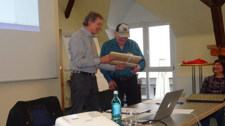 Karl dankt Tom für seine Arbeit als Kassenwart